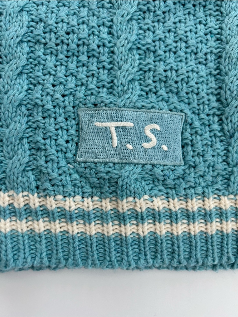 Taylor Swift 1989 Cardigan Taylor’s Version
M/L
Embroidered Seagulls
Cable Knit - Picture 4 of 14